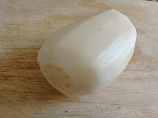 5、筒骨莲藕汤,莲藕去皮，洗净。