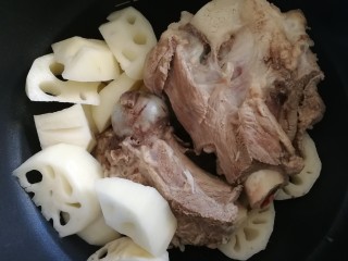 7、筒骨莲藕汤,同筒骨放锅内。