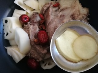 10、筒骨莲藕汤,放姜片。