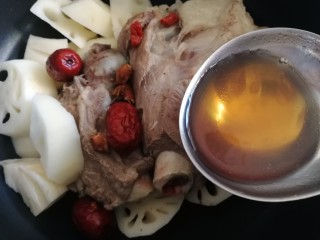 11、筒骨莲藕汤,一大勺料酒。