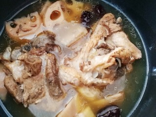 15、筒骨莲藕汤,煲好，香气扑鼻。