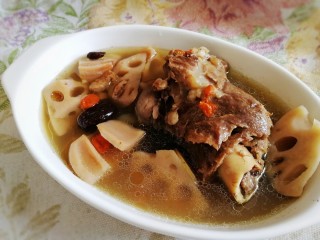 16、筒骨莲藕汤,盛出。汤香、肉酥。