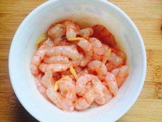 11、双笋炒虾仁（芦笋+玉米笋）,搅拌均匀腌制十分钟