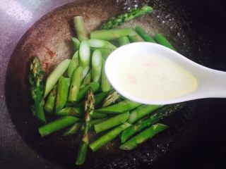 13、双笋炒虾仁（芦笋+玉米笋）,锅中放水烧开放入芦笋加1勺食用油和1茶匙盐（放盐的过程忘记拍照了）焯水一分钟