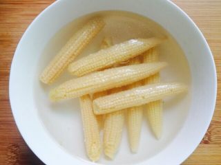 17、双笋炒虾仁（芦笋+玉米笋）,捞起放入凉水中