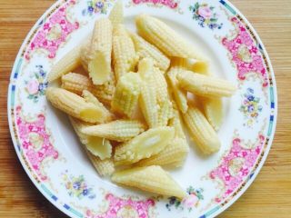 18、双笋炒虾仁（芦笋+玉米笋）,滚刀切装盘备用