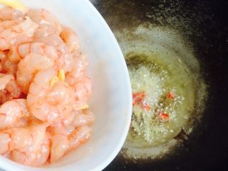 22、双笋炒虾仁（芦笋+玉米笋）,倒入虾仁