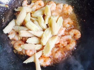 27、双笋炒虾仁（芦笋+玉米笋）,然后放入玉米笋
