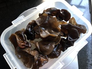 2、低脂晚餐之农家丝瓜煲,木耳提前浸泡,洗净,沥干。