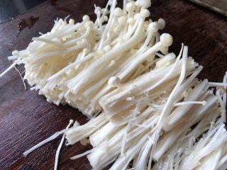 3、低脂晚餐之农家丝瓜煲,金针菇洗净,沥干。