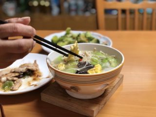 14、低脂晚餐之农家丝瓜煲,即可起锅开吃啦。