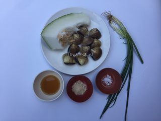 1、沙白冬瓜汤,首先准备食材:沙白10个、冬瓜1块、葱2根、鱼露1勺、家乐鸡粉1匙、盐1/3匙、食用油适量、清水适量