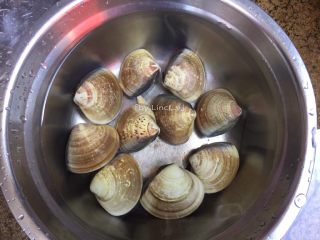 2、沙白冬瓜汤,沙白买回后先放入水里让其滤出沙土待用，可放入少许盐有助快速滤出沙土