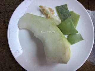 3、沙白冬瓜汤,冬瓜去皮去瓢籽后洗净