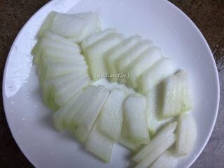 4、沙白冬瓜汤,洗净后的冬瓜切成约3毫米厚的冬瓜片待用