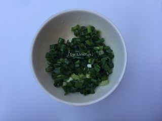 5、沙白冬瓜汤,葱洗净后切成葱花待用