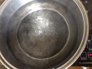 6、沙白冬瓜汤,先将锅放入适量清水大火煮沸