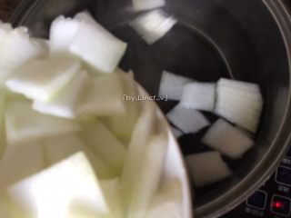 7、沙白冬瓜汤,清水煮沸后倒入冬瓜片继续煮