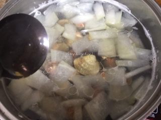 9、沙白冬瓜汤,接着加入适量的食用油