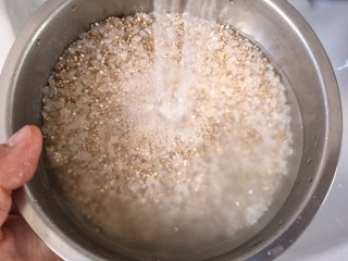 2、藜麦炒饭,洗净，洗两遍即可。囡姐选用的“藜麦君”这个牌子的白藜麦，产地西藏，干净无麸皮，口感好，最主要的是不用浸泡。