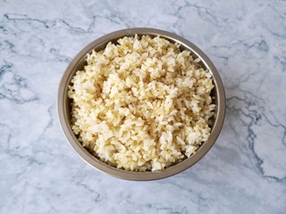 4、藜麦炒饭,蒸熟后的藜麦米饭打散晾凉。