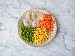 5、藜麦炒饭,鲜虾提前剥壳去虾线，豌豆，胡萝卜丁，玉米粒入开水焯熟备用。