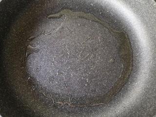 6、藜麦炒饭,锅中适量橄榄油烧热。