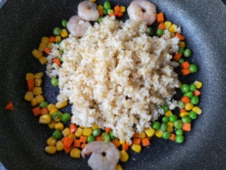 8、藜麦炒饭,加入蒸熟的藜麦米饭翻炒均匀。