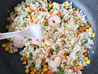 9、藜麦炒饭,加入适量的盐。
