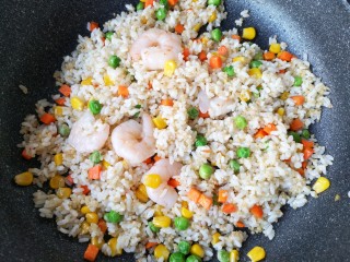 10、藜麦炒饭,翻炒均匀即可。