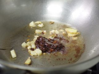 4、酱烧鲤鱼,放入豆瓣酱和豆瓣酱炒香