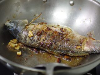 7、酱烧鲤鱼,煎好翻面