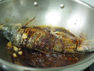8、酱烧鲤鱼,放入生抽、香醋和老抽，撒糖