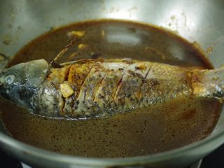 9、酱烧鲤鱼,倒入水，大火烧