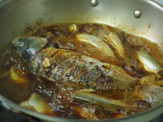 11、酱烧鲤鱼,烧开后转小火炖20分钟，撒盐，再大火收汁
