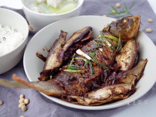 12、酱烧鲤鱼,撒香葱，盖盖子，关火。一分钟后出锅装盘。