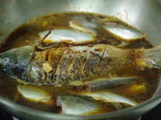 10、酱烧鲤鱼,这鱼是娃爸钓的，所以还有很多小鱼一起烧了