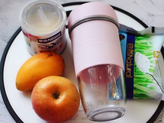 1、芒果苹果奶昔,把所有的食材备齐。