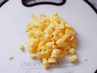 3、芒果苹果奶昔,再把苹果切成小碎块。