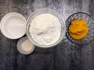 1、南瓜馒头,准备好所有食材