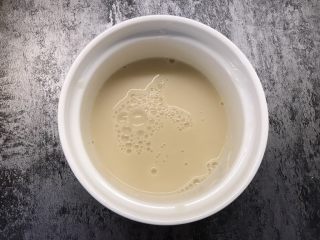 5、南瓜馒头,酵母加入温水中搅拌均匀