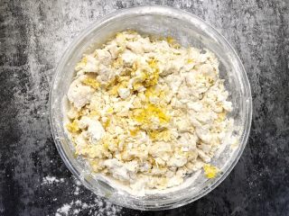 7、南瓜馒头,用筷子搅拌成絮状