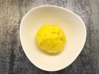 8、南瓜馒头,揉捏成团，盖上保鲜膜发酵