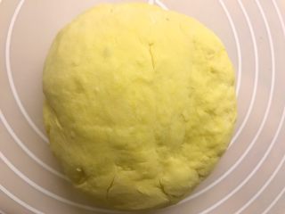 10、南瓜馒头,发酵好后取出面团反复揉捏排气