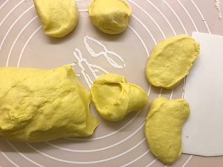 11、南瓜馒头,分成60g左右的小面团