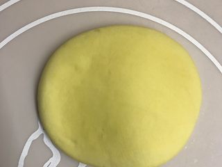 12、南瓜馒头,将面团揉圆，用手压扁