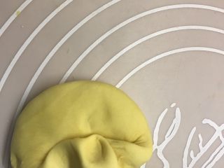 13、南瓜馒头,从边缘处往面皮中心按压反复揉捏