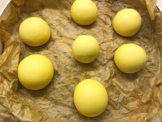 15、南瓜馒头,将面团揉圆，全部做好后放入蒸笼，醒发20分钟。醒好后放入蒸锅，蒸25分钟，焖5分钟开盖