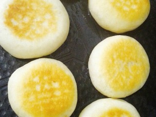 26、苦瓜发面饼,煎成这种状态时，电饼铛转小火，慢慢煎，这个不易上色过深，饼让它慢慢升温，这样起酥效果好。