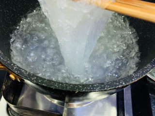 3、凉拌菠菜粉丝,取适量，锅里水烧开，放入水中烫软；